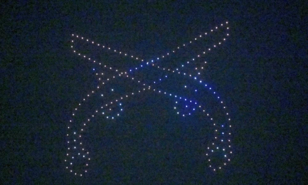 Το σόου με drone στον αττικό ουρανό για την 25η Μαρτίου - Οι πιστόλες, το κανόνι και οι εύζωνες
